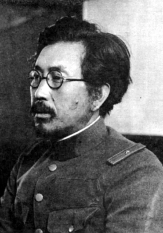군복에 안경을 쓴 이시이 시로 흑백 인물사진