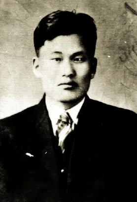 양복을 입은 윤세주의 흑백 상반신 사진