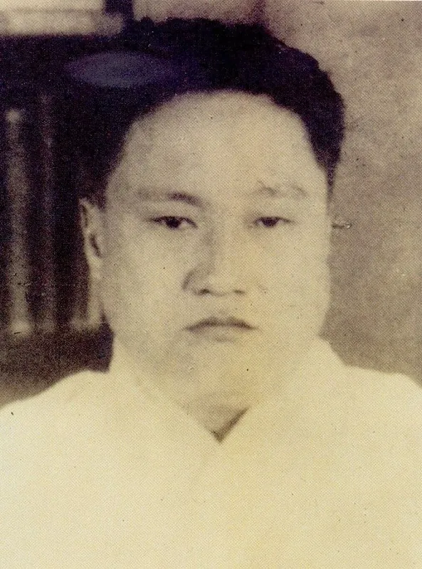 흰 옷을 입은 남자의 빛바랜 상반신 사진