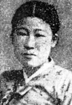 머리를 단정히 빗어 넘긴 여성의 흑백 사진