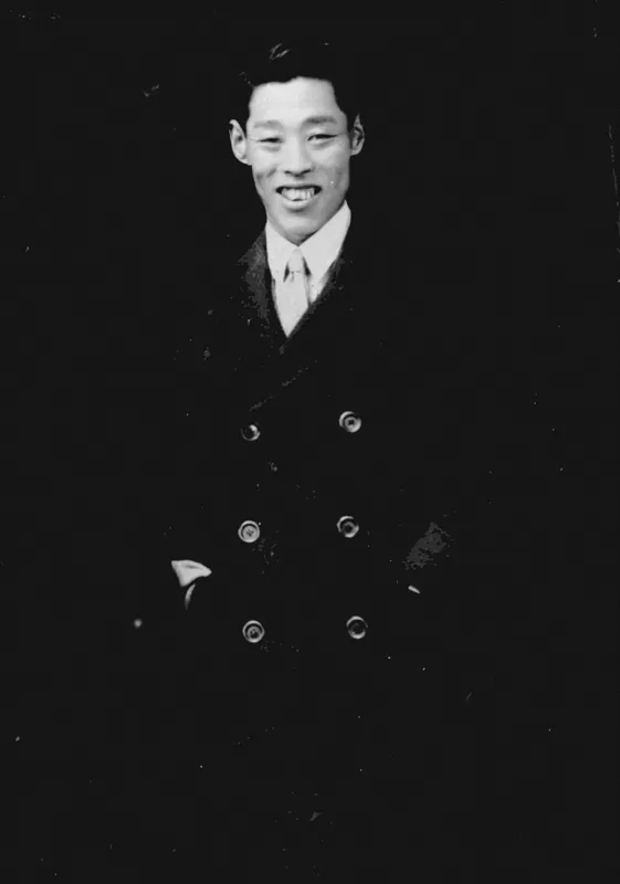 어두운 배경 앞에 선 이봉창 의사의 흑백 사진