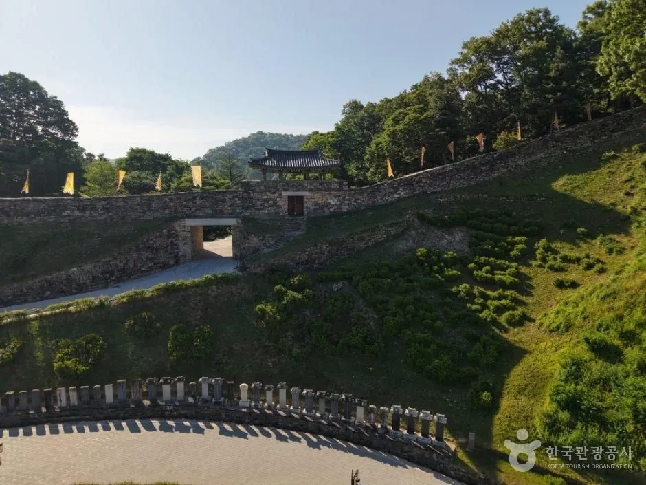 공산성 진남루와 성벽
