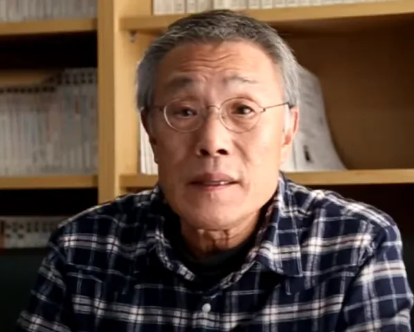 안경을 쓰고 체크무늬 셔츠를 입은 황석영