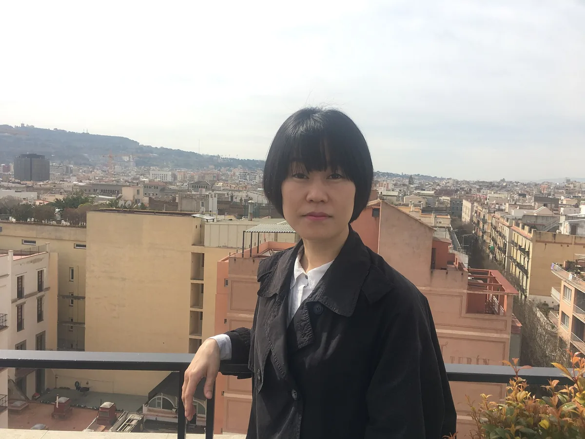 바르셀로나 시가지를 등지고 선 김애란