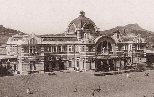 돔 지붕을 올린 붉은 벽돌의 옛 경성역 건물을 찍은 흑백 사진.