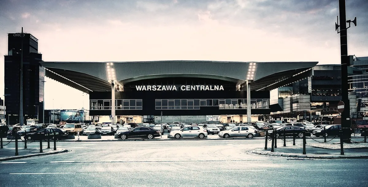 넓게 펼쳐진 평평한 지붕 아래 'Warszawa Centralna' 간판이 걸린 역사.