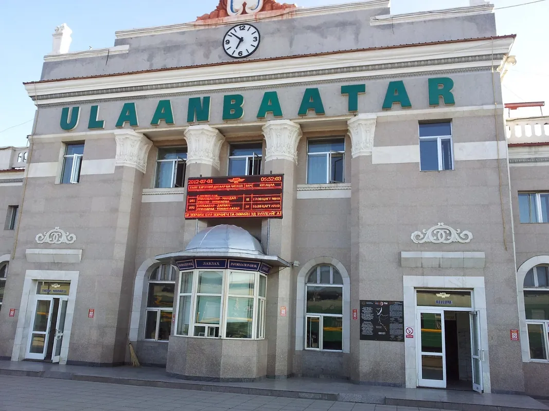 ULAANBAATAR 글자와 시계를 단 울란바토르역 역사 정면.