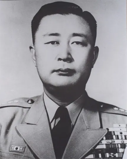 군복 차림의 백선엽을 정면에서 찍은 흑백 인물 사진.