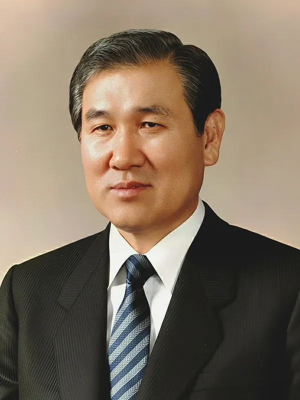 양복 차림의 노태우를 정면에서 찍은 공식 초상 사진.