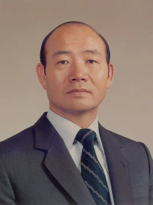 양복 차림의 전두환을 정면에서 찍은 공식 초상 사진.
