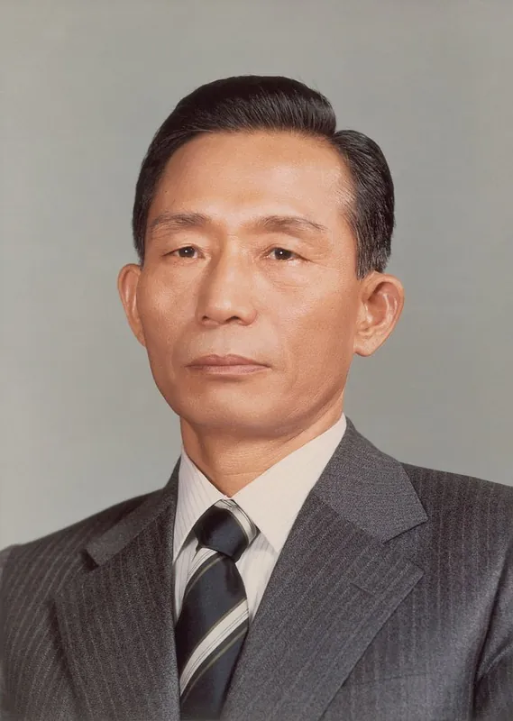 양복 차림의 박정희를 정면에서 찍은 공식 초상 사진.