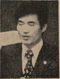 양복에 넥타이를 맨 젊은 남성의 흑백 인물 사진