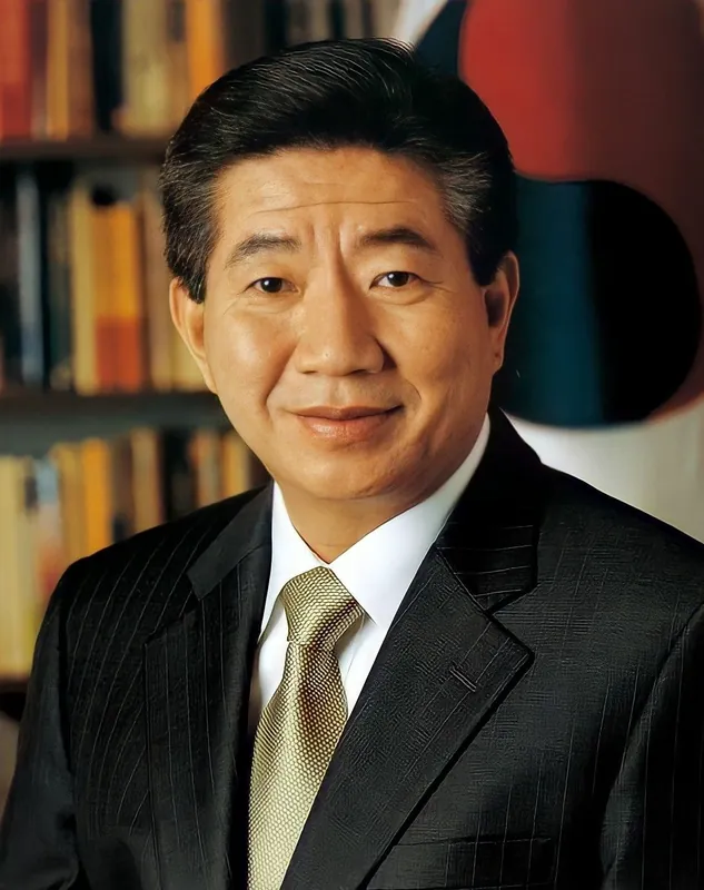 책장을 배경으로 양복 차림의 노무현을 찍은 공식 초상 사진.
