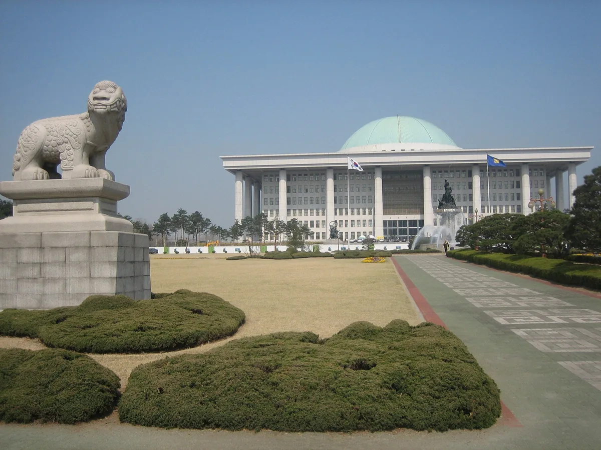 해태상 너머로 보이는 국회의사당
