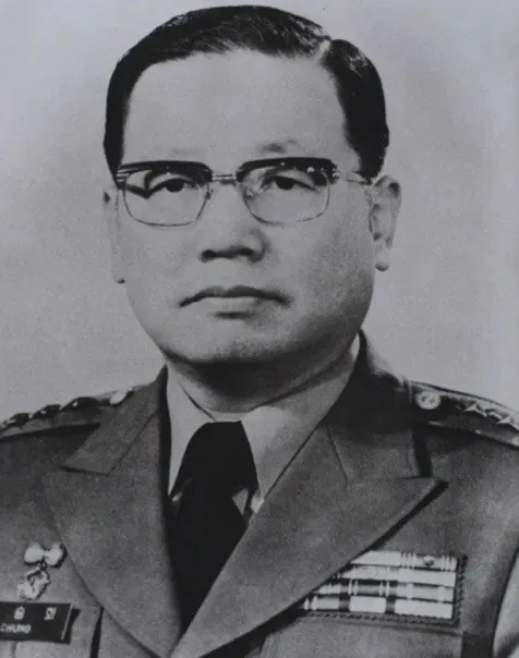 안경을 쓰고 군복을 입은 장성의 흑백 인물 사진