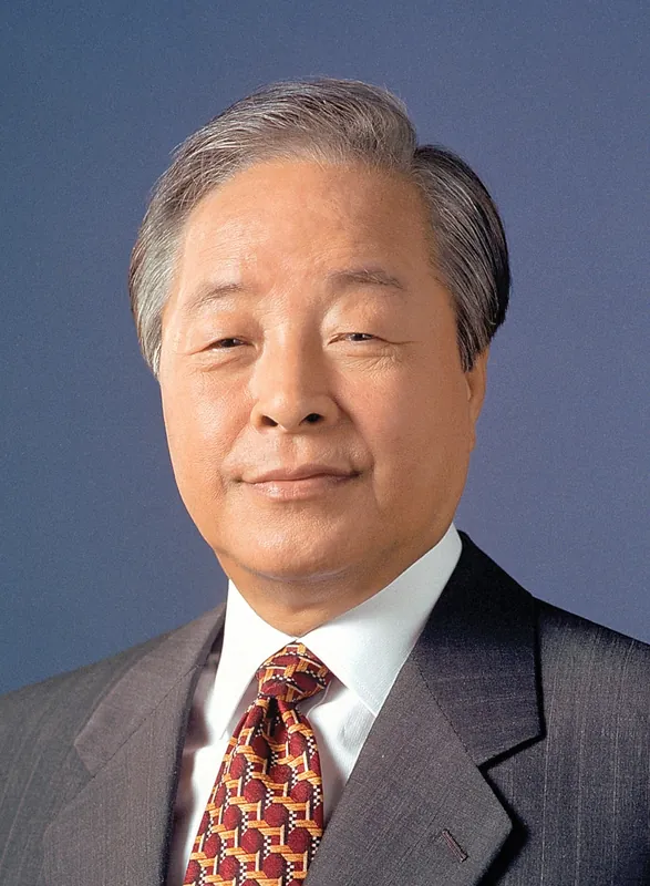 양복에 붉은 넥타이를 맨 백발 남성의 컬러 공식 초상