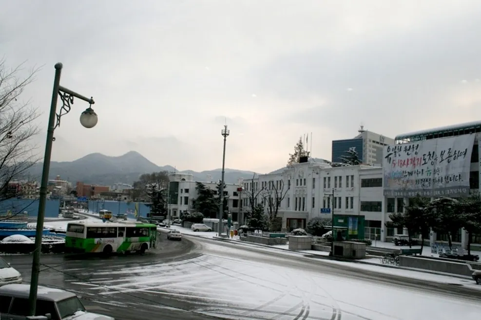 광장 건너편으로 보이는 옛 관청 건물과 거리 풍경