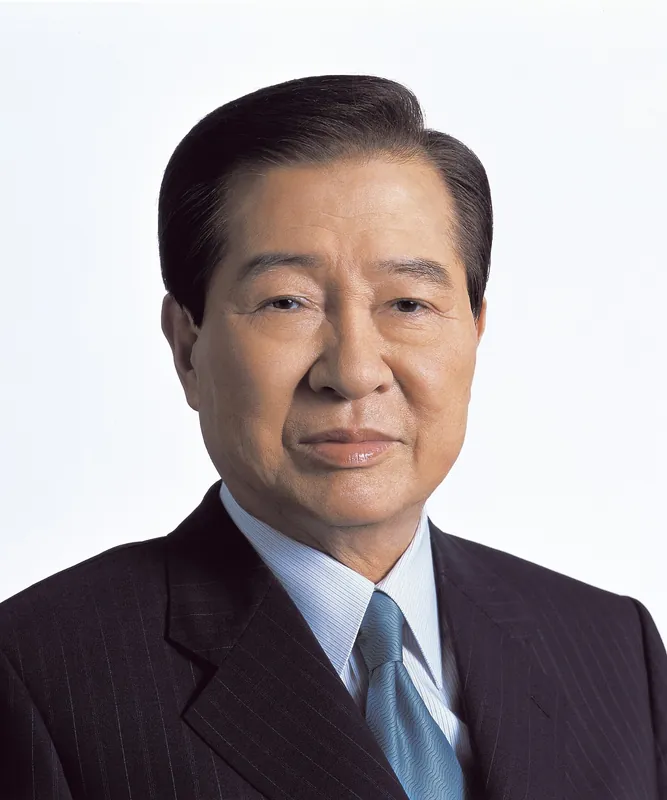 양복에 넥타이를 맨 남성의 컬러 공식 초상