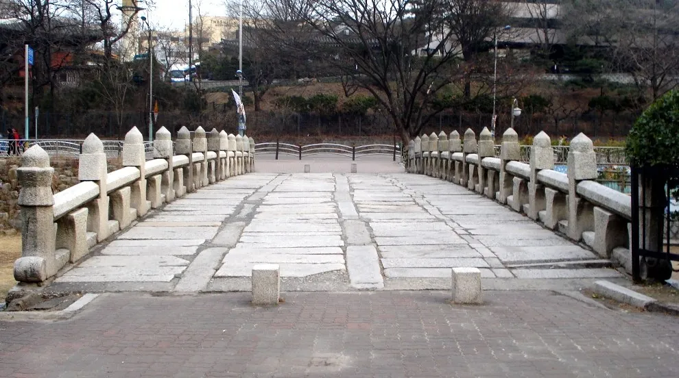 돌난간이 양쪽에 달린 넓은 옛 돌다리