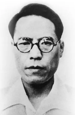 안경을 쓴 중년 남성의 흑백 증명사진