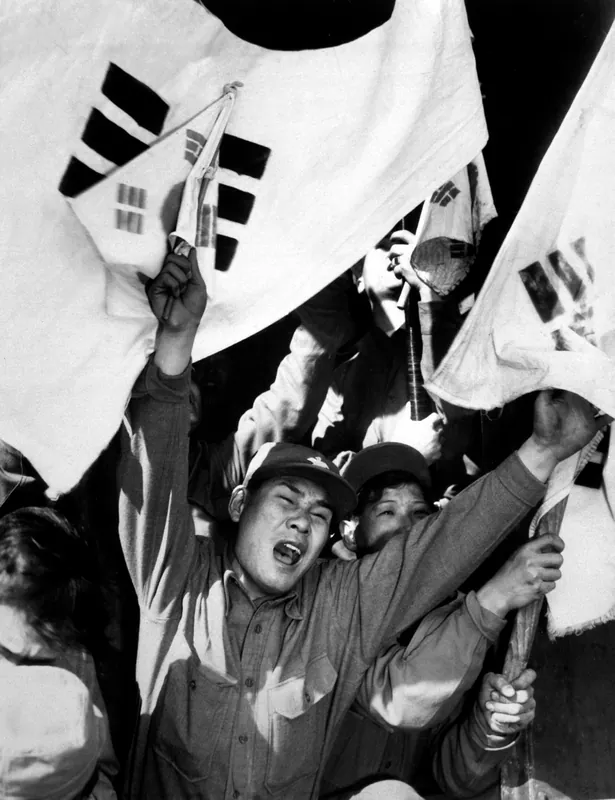 태극기를 들고 환호하는 석방된 반공포로의 흑백 사진